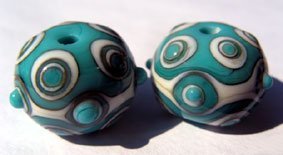 Perlen und Foto von Verena, Copyright gem. GPL freigegeben