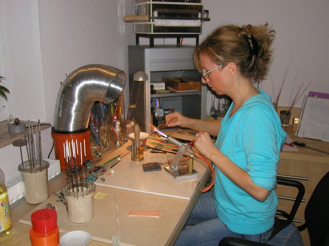 Claudi sitzt am Arbeitsplatz.JPG